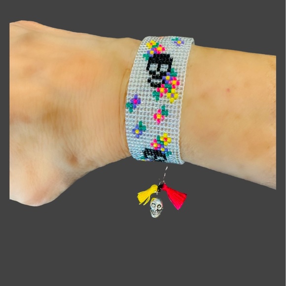 Hand crafted Dia de Los Muertos beaded loom adjustable bracelet with skull charm - Picture 3 of 7